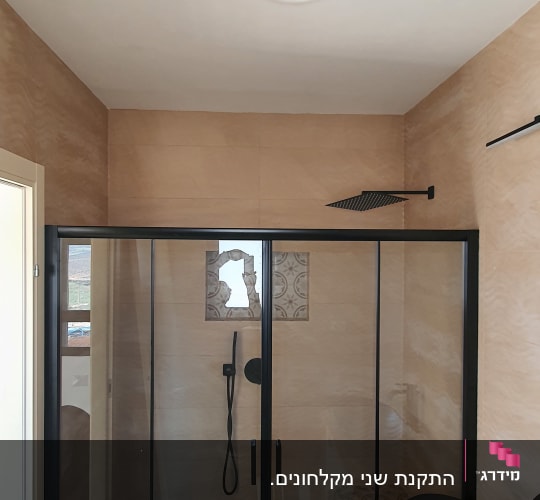 מקלחון זכוכית עם ראש מקלחת מרובע ושני ידיות